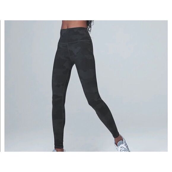 Alo Yoga HIGH-WAIST CAMO VAPOR
LEGGING - Black Camouflage Size XS / Excellent - Picture 2 of 8